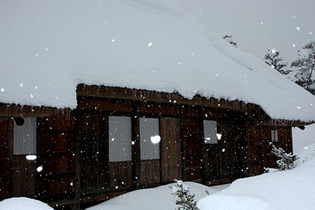 茅葺農家と雪(3)　つらら