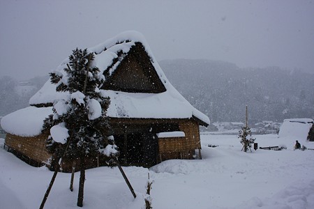 茅葺農家と雪(2)