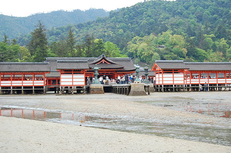 引き潮の大鳥居付近から見た厳島神社