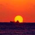 沈みゆく夕陽と船