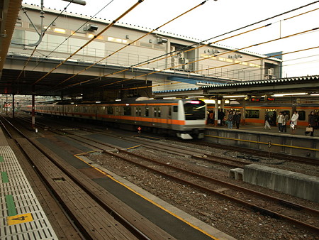 Ｅ２３３系中央線（拝島駅）