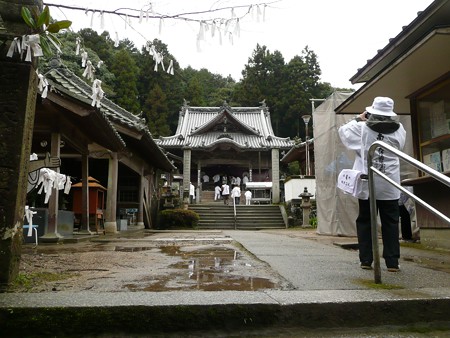 藤井寺本堂前