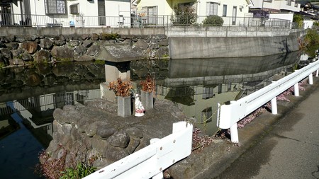 水路の祠