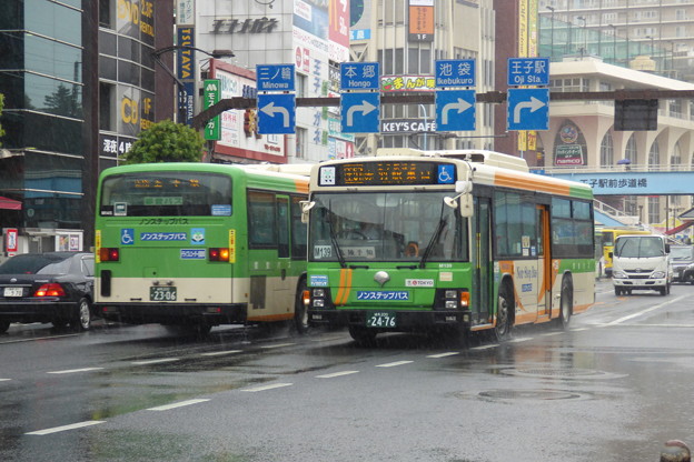 雨の北本通り王子駅前を往来する路線バス(２)