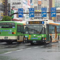 雨の北本通り王子駅前を往来する路線バス(２)