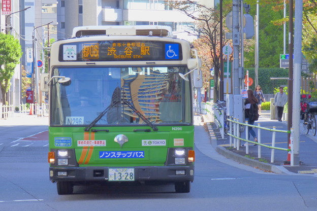 秋晴れの都会を走る都バス[都06]渋谷駅前行き