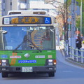 秋晴れの都会を走る都バス[都06]渋谷駅前行き