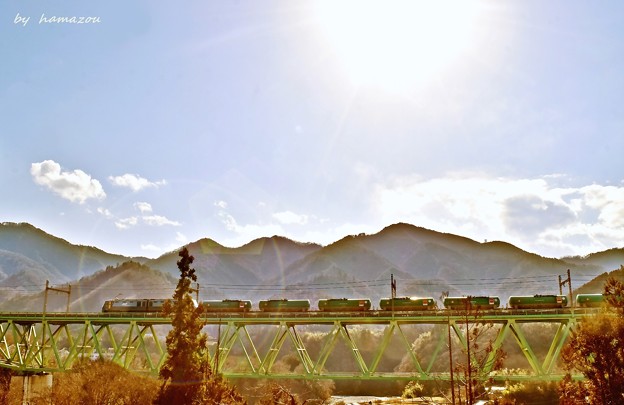 陽光に染まる鉄橋