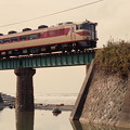 Photos: 小さな鉄橋を渡る「おき」
