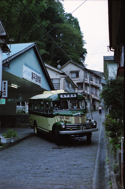 Photos: 湯平温泉場を発車するボンネットバス