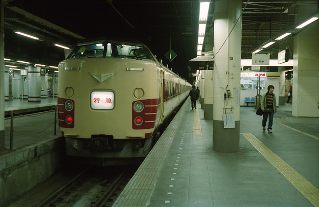 上野駅14番線で発車を待つ「リゾート草津１号」