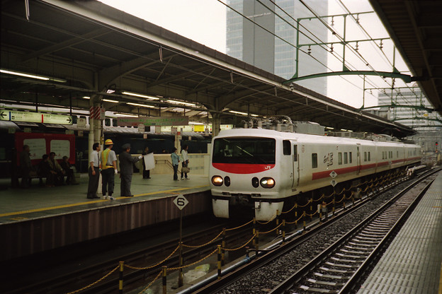 東京駅にやってきたE491系