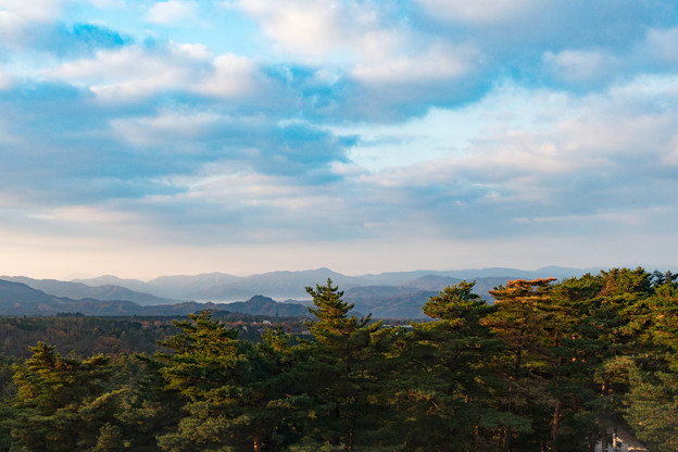 10鳥取・島根旅行【バスからの眺め：山側は日差し】