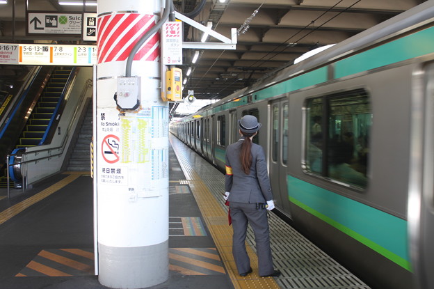 上野駅9番線の女性駅員 上野東京ライン品川行発車 写真共有サイト フォト蔵