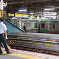 上野駅ホームで待機する男性駅員