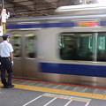 上野駅ホームで待機する男性駅員　常磐線中距離電車入線