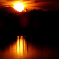 長野県茅野市蓼科湖で夕陽を撮影しましたが、海の漁港に日が沈む雰囲気を意識して撮影しましたf(^_^)