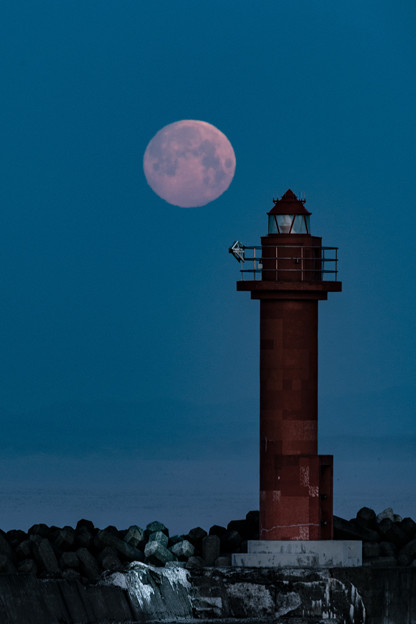 満月と灯台