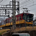 Photos: 2020_1213_135602　築堤を下る京阪電車