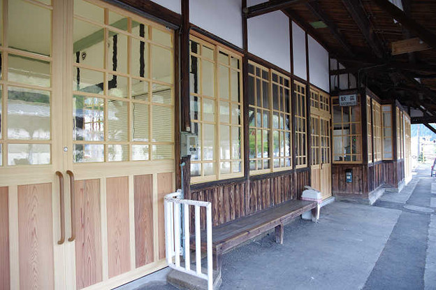 Photos: s0258_郡上八幡駅の改札口と外ベンチ