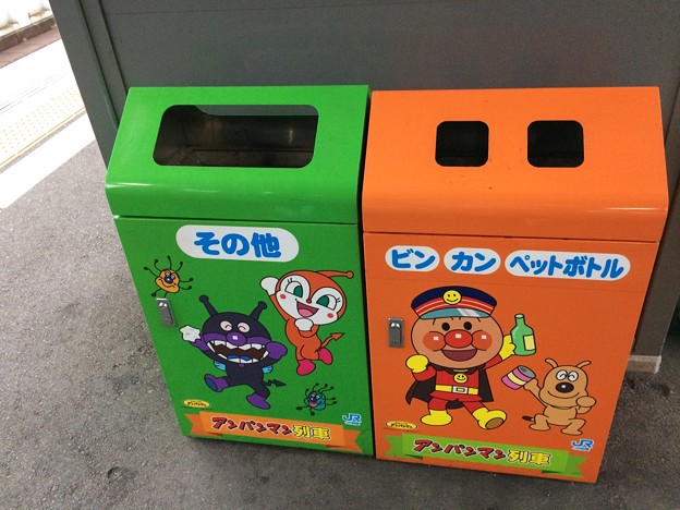 高知駅のゴミ箱はアンパンマンデザイン
