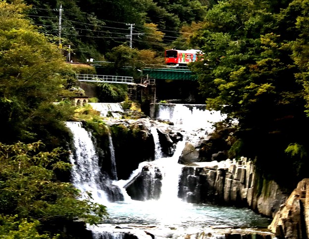 富士急電車が通る田原の滝