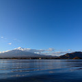秋空と富士山を河口湖から望む