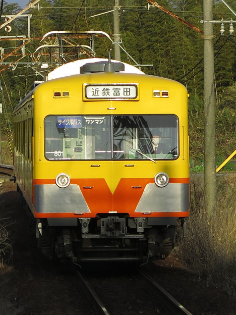 Photos: 黄色い電車暁に映える