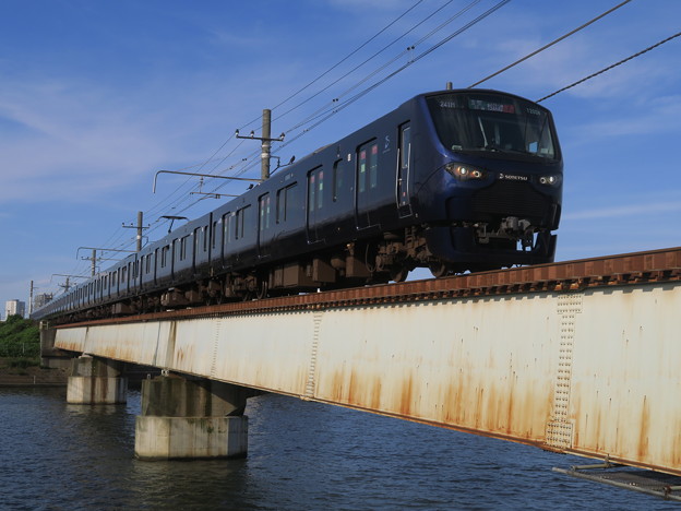 Photos: 紺碧の鶴見川、紺色の電車