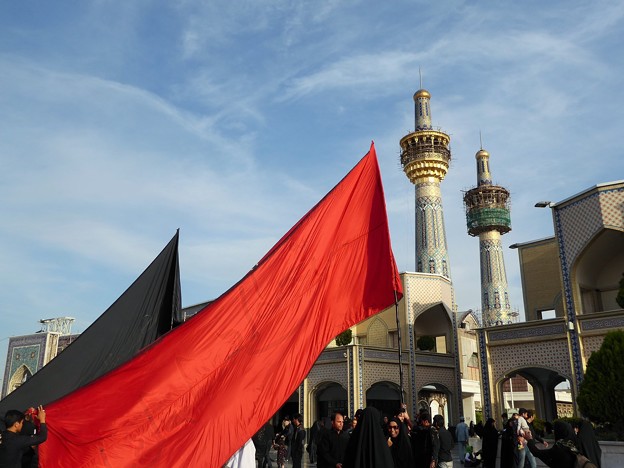 旗の下に～マシュハド Haram-e Motahhar square