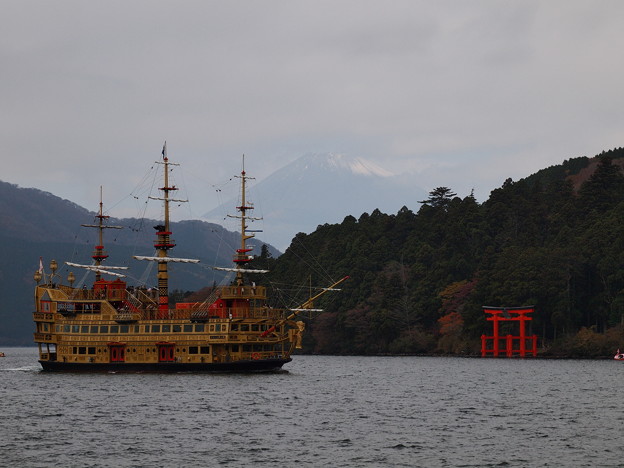 芦ノ湖に現る海賊船と、うっすら富士のお山