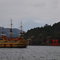 Photos: 芦ノ湖に現る海賊船と、うっすら富士のお山