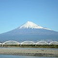 富士山と富士川橋梁　朝ののぞみ号の車窓から