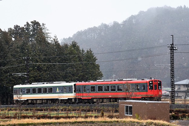 Photos: 雪模様の東武鬼怒川線を行くAIZUマウントエクスプレス号