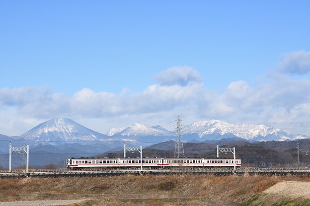 雪化粧の日光連山と東武日光線6050型