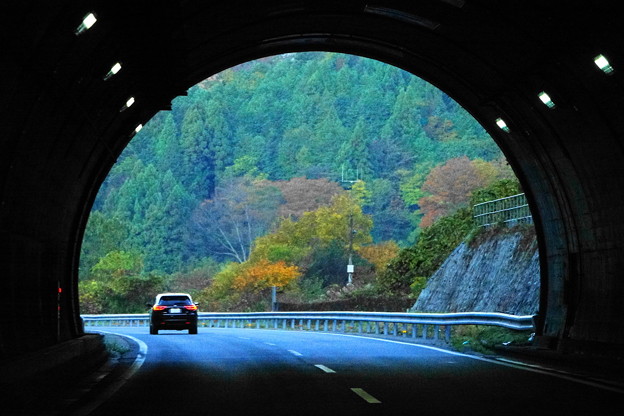 201114_16T_トンネル風景・RX10M3(車中) (5)