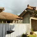 沖縄の瓦屋根の古民家