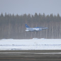 雪景色にT-4 Blue Impulse 1 takeoff