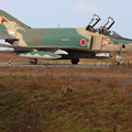 Photos: RF-4E 57-6913とキタキツネ 2010.10