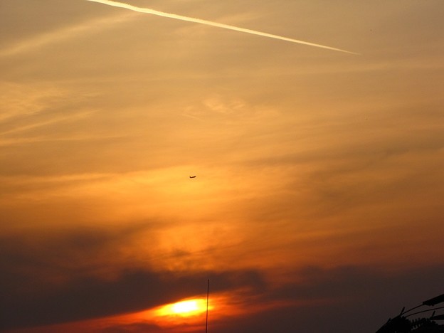 「夕日と機影と・・飛行機雲・・」・・・・