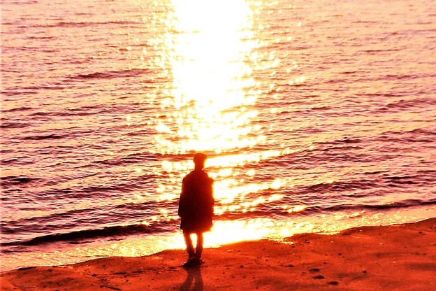 渚の冬の旅人（または恋人）＠夕陽の海