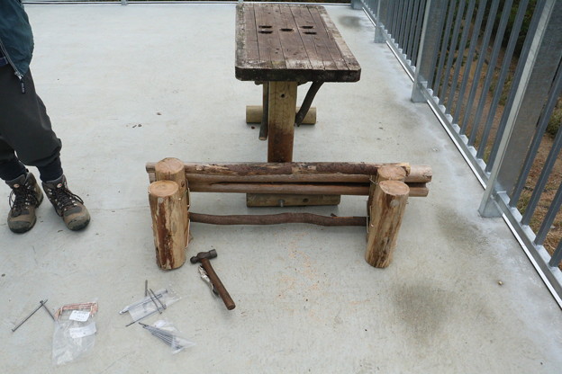Ｋ）さん富幕山のベンチ横揺れ修理