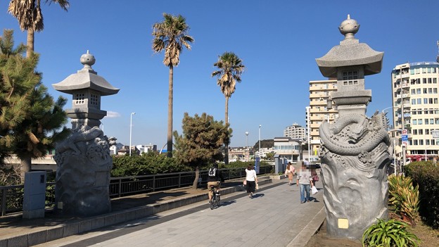 江の島大橋（弁天橋）江島神社 龍燈籠