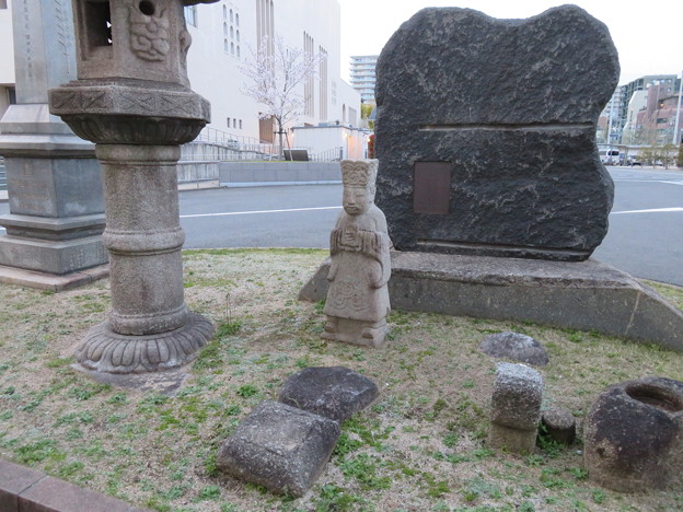 波野青畝句碑背後（中央区。大阪カテドラル聖マリア大聖堂）
