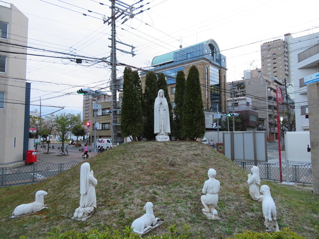 ファチマの聖母と羊飼いの像（中央区。大阪カテドラル聖マリア大聖堂）
