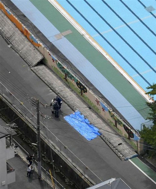 大阪地震で倒壊した高槻市立寿栄小学校のﾌﾞﾛｯｸ塀