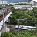 Photos: 緑あふれる中での地下鉄と新幹線の交差