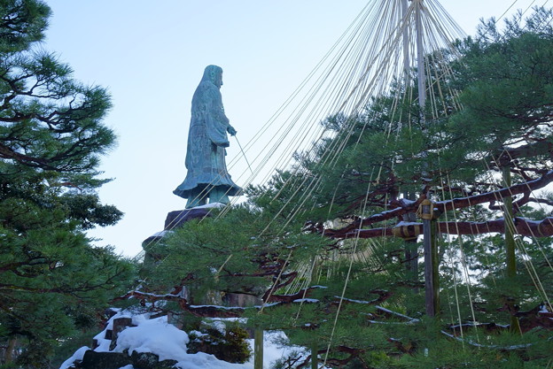 日本武尊の像とお花松(両横に一対）