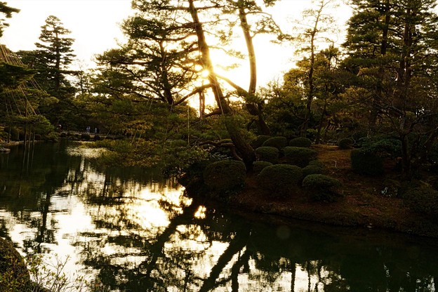 Photos: 兼六園　霞が池の蓬莱島（右）　夕日
