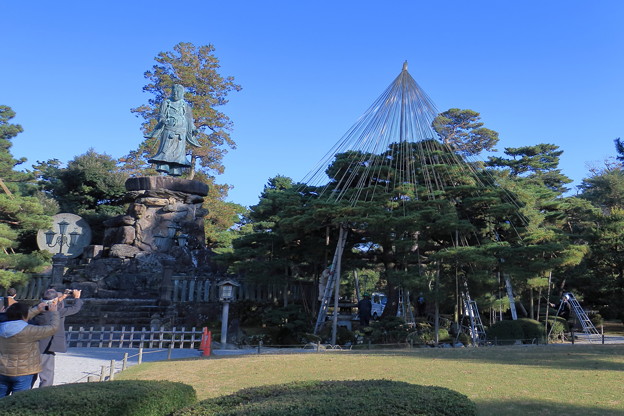 日本武尊の像　お花松（手向松 ）の雪吊り